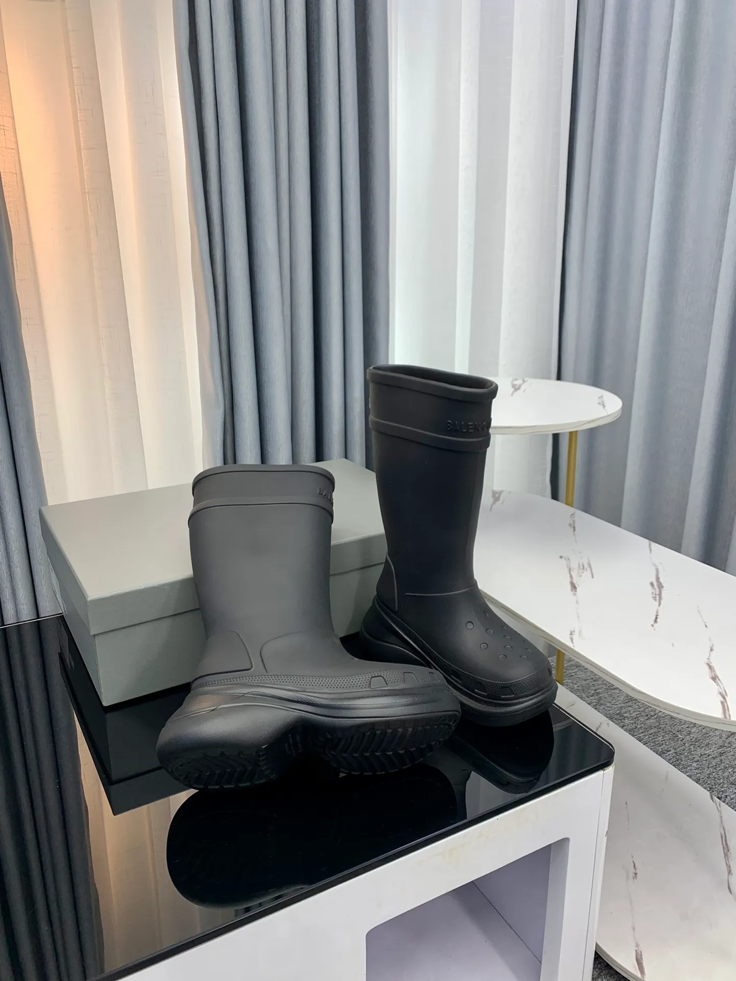 👟👟Ex-factory price 560👟👟 Balenciaga Crocs new co-branded hole-in-the-wall rain boots for couples in male and female sizes 35-46 are now available! A rain boots that are popular on Instagram, Xiaohongshu and other major platforms! Made of high-tech materials and molded in one piece, it is lightweight, wear-resistant, and waterproof! The heel height is 6CM and the colors are being added one after another to meet your various color combinations and different needs. A very cost-effective product!